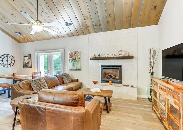 Deck, Fire Pit & Fireplace: Murphy Forest Retreat