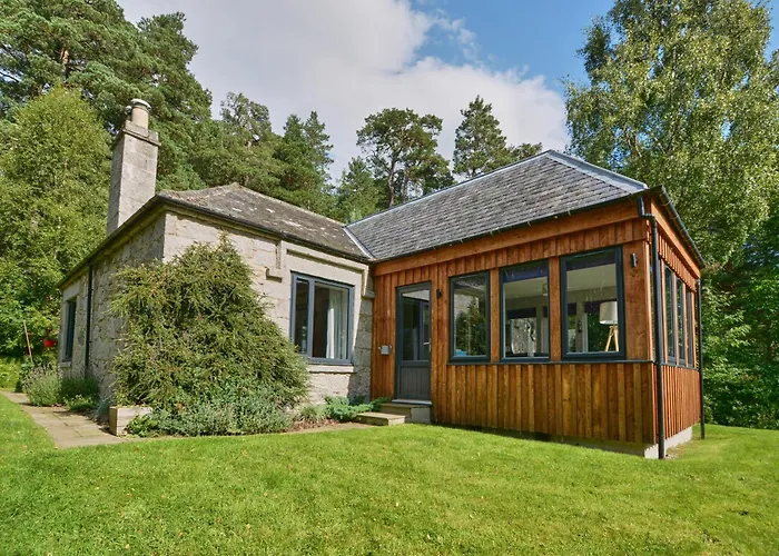 Wester Curr Cottage - Luxury 5-Star Cottage With Private Pool & Hot Tub