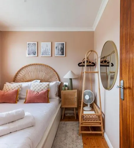 Guildford - 4 Bedroom House - Private Parking