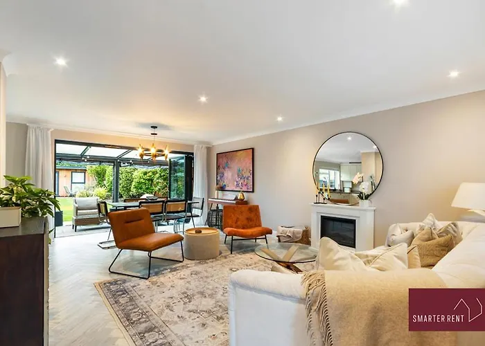 Guildford - 4 Bedroom House - Private Parking