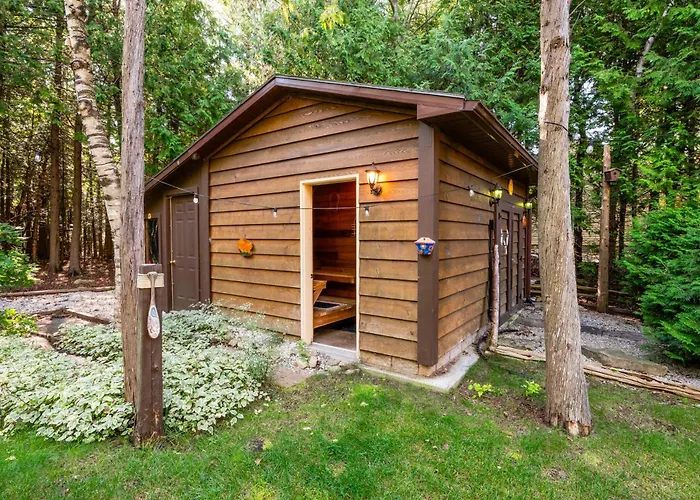 Evergreen Escape - Tobermory Chalet