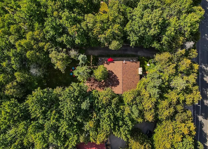 Evergreen Escape - Tobermory Chalet