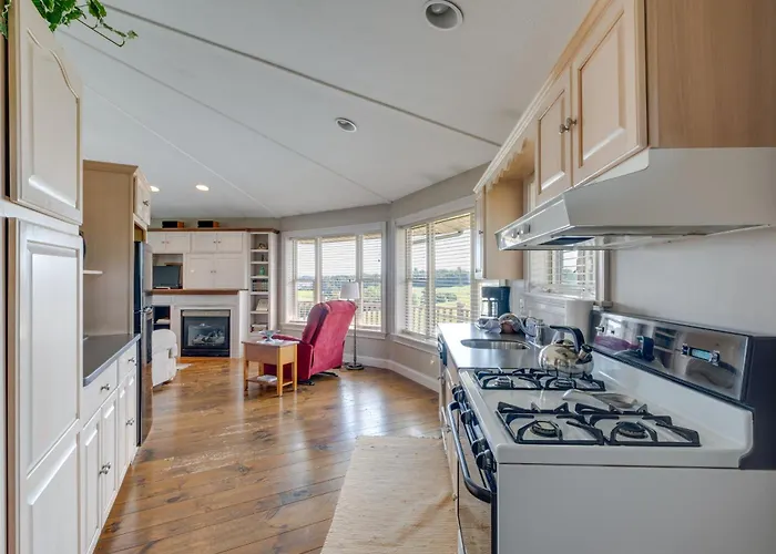 Panoramic Views: Hillside Millersburg Studio