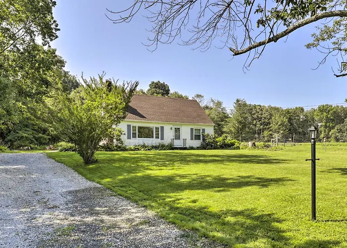Hampton 'Quiet Corner Cottage' W/ Fireplace & Yard
