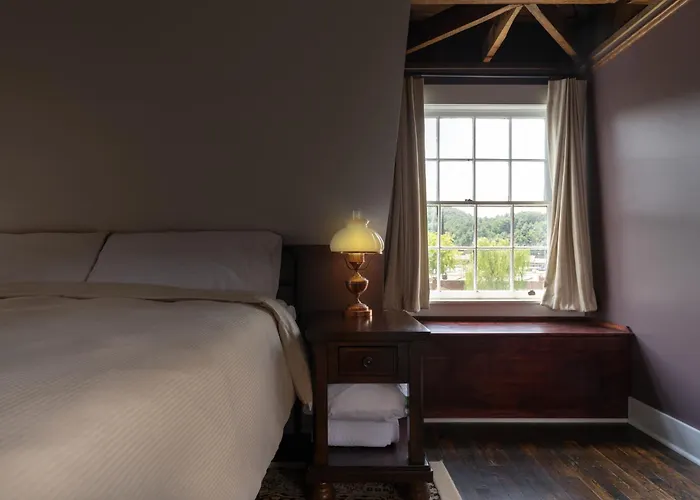The Nuwray Hotel & Carriage House