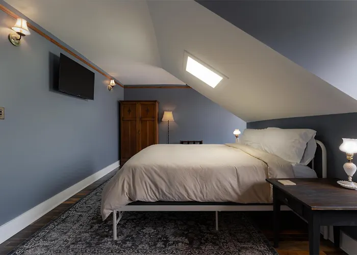 The Nuwray Hotel & Carriage House