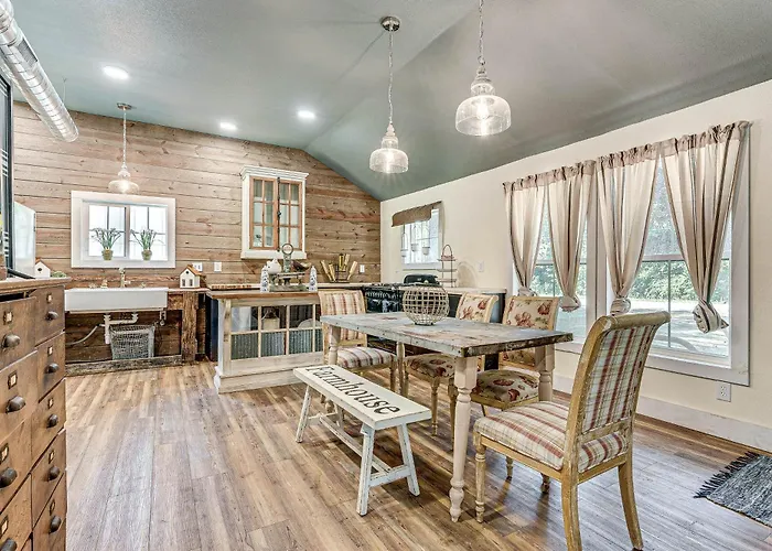 Hot Tub + Yard: Farmhouse By Michigan Beaches!