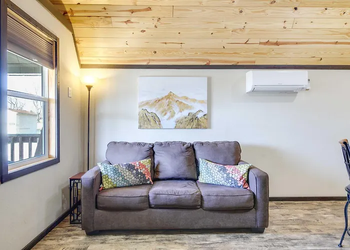 Charming Cabin Near Great Smoky Mountains!