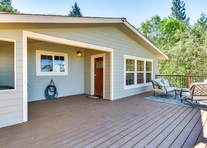 Sonora Hilltop Home: Scenic Views, Pet Friendly!
