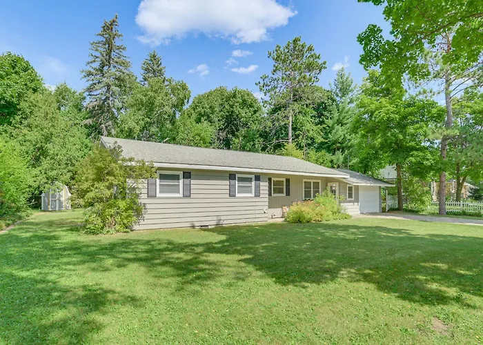 Gaylord Family Home: Walk To Shops & Restaurants!