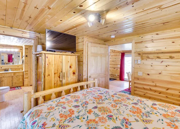 Hike, Unwind & Bring Your Pet: Deadwood Cabin!