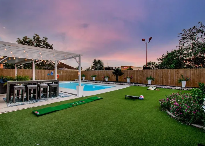 Your Houston Vacation Getaway 3-Bd Pool Patio