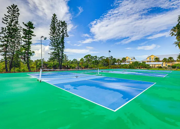 8 Mi To Beach W/ Pool Access: Englewood Condo!