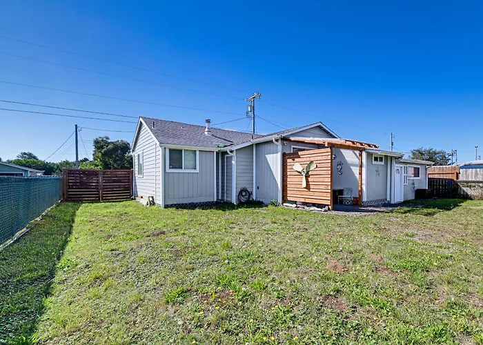 Updated Home 2 Mi To Beach In Crescent City!