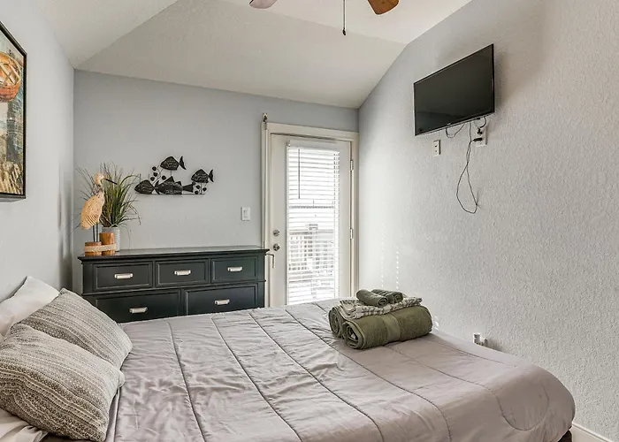 Galveston Home W/ Deck: 1 Mi To Beach & Pool!