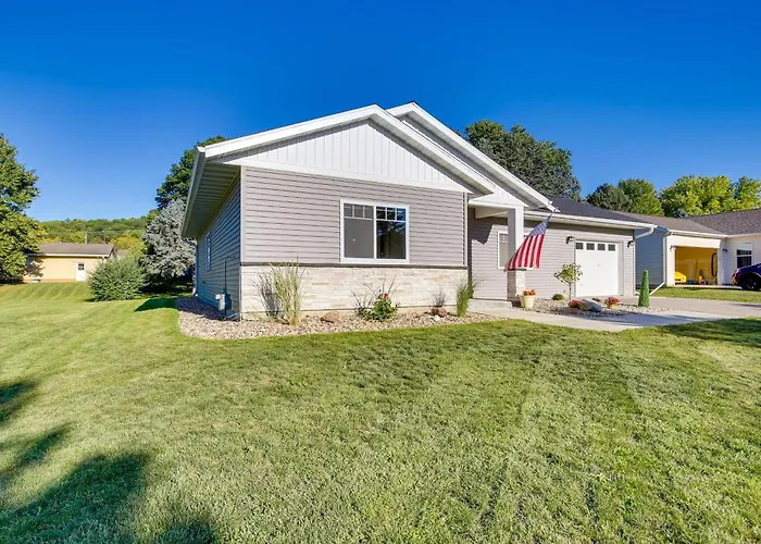 Mankato Getaway W/ Game Room & Salt Water Hot Tub!