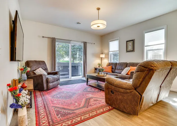 Mankato Getaway W/ Game Room & Salt Water Hot Tub!