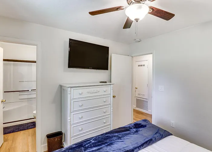 Near Woodland Lake Park: Home W/ Fire Pit!