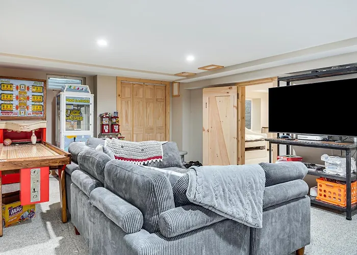 Game Room & Hot Tub! Waterfront Gem On Lake George