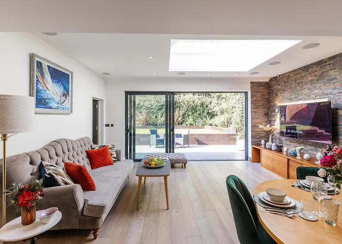 Apartment In Guildford With Parking