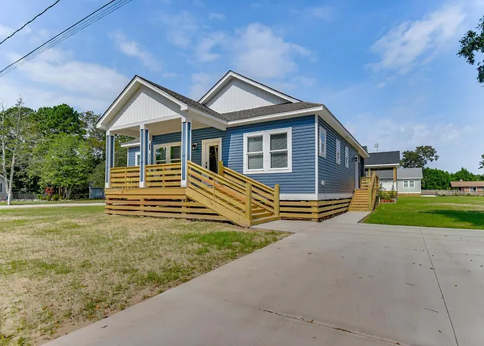 1 Mi To Dtwn Manteo: Dog-Friendly Home W/ Deck