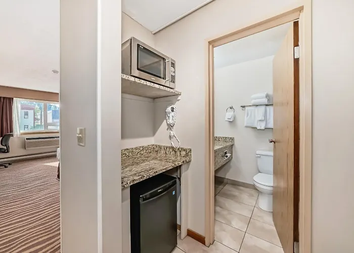 Invermere Inn & Suites