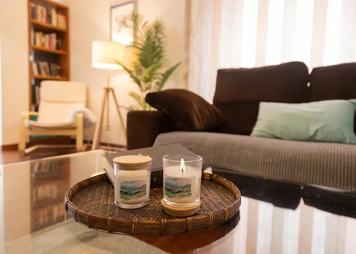Apartamento completo, amplio, muy iluminado y con plaza de garaje incluida.