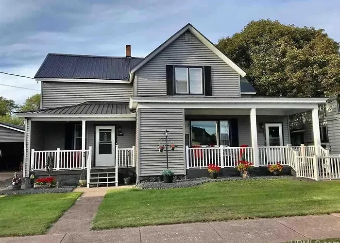 Spacious 4 Bedroom 2Ba Home With Bar And Fenced Yard