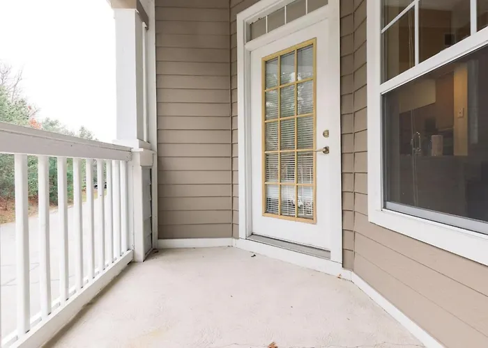 Spacious Apt With Private Balcony