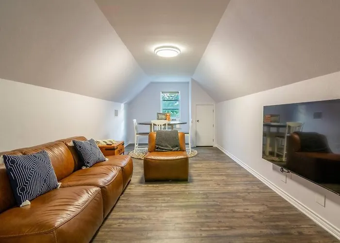 3 Bedroom House 5 Min Walk To Square