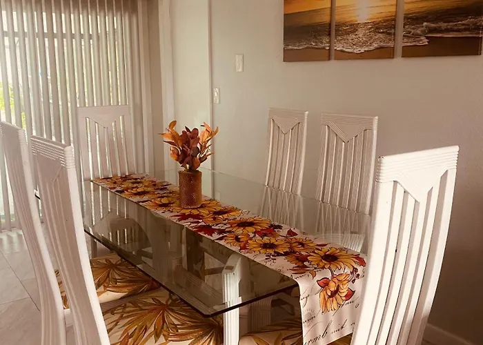 Family Retreat In Tropical Oasis