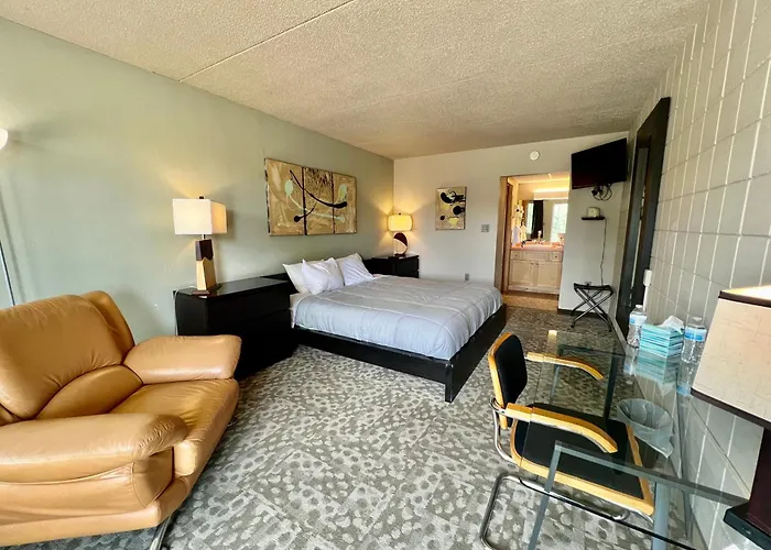 Lindell Motor Lodge - Downtown Cedar Falls Studio With Free Gated Parking!