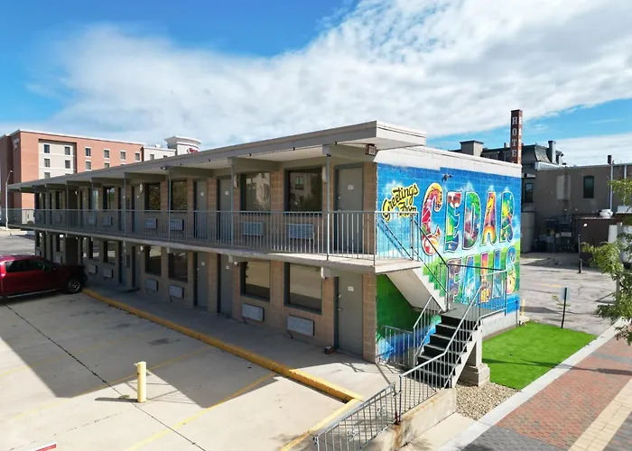 Lindell Motor Lodge - Downtown Cedar Falls Studio With Free Gated Parking!