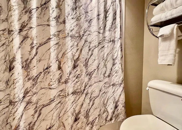 Lindell Motor Lodge - Downtown Cedar Falls Studio With Free Gated Parking!