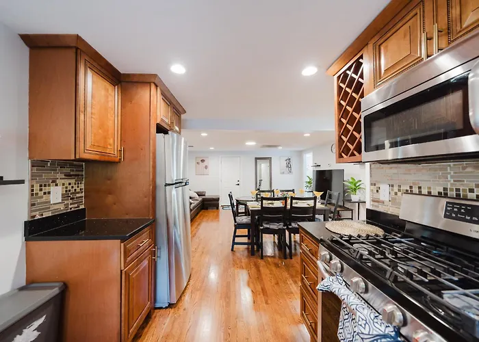 Apt 2Br Quincy Hideout W Balcony, Bathtub, Tv Near Wollaston Beach 74L