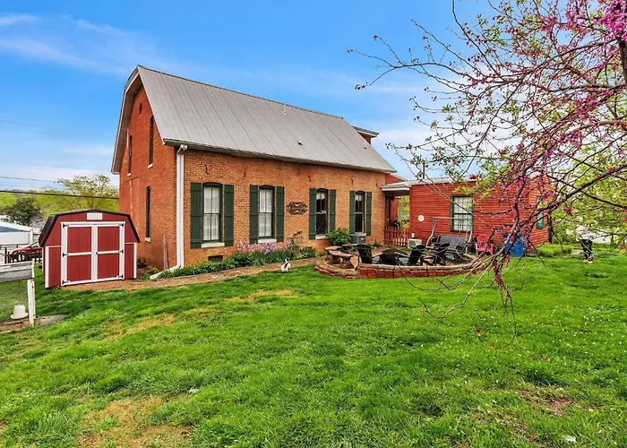 ​Dickinson Room At Main Street Bed & Breakfast