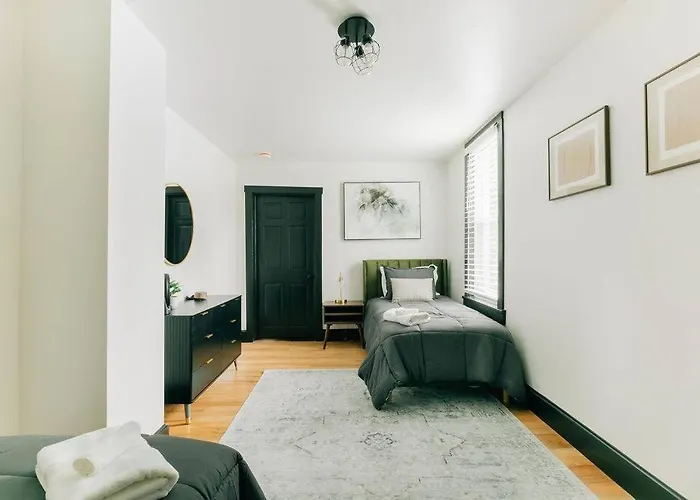 Stunning 5 Bedroom -Heart Of Downtown