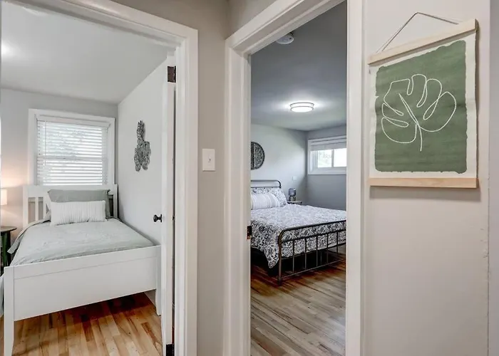 Renovated 2 Bedroom Home Close To Lancaster Attractions