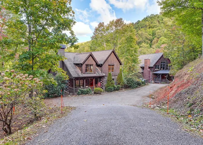 Hot Tub & Fire Pit: Getaway Near Nantahala Gorge!