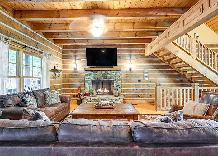 Hot Tub & Fire Pit: Getaway Near Nantahala Gorge!