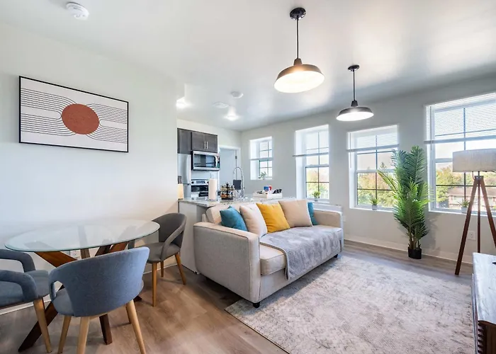 2Br Exclusive Retreat Near Henry Ford