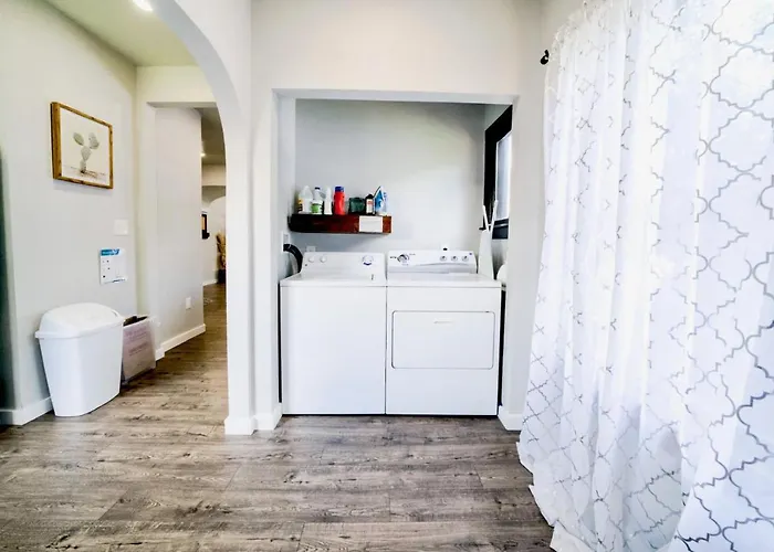 10 Bedroom Historical Downtown Albany Pet Friendly Home