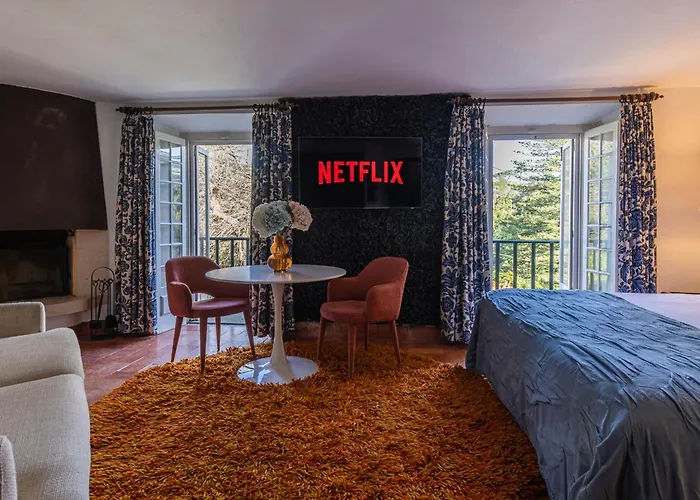 Giant Room In Sintra Center Inside 17Th Century Villa With Snooker And Patio