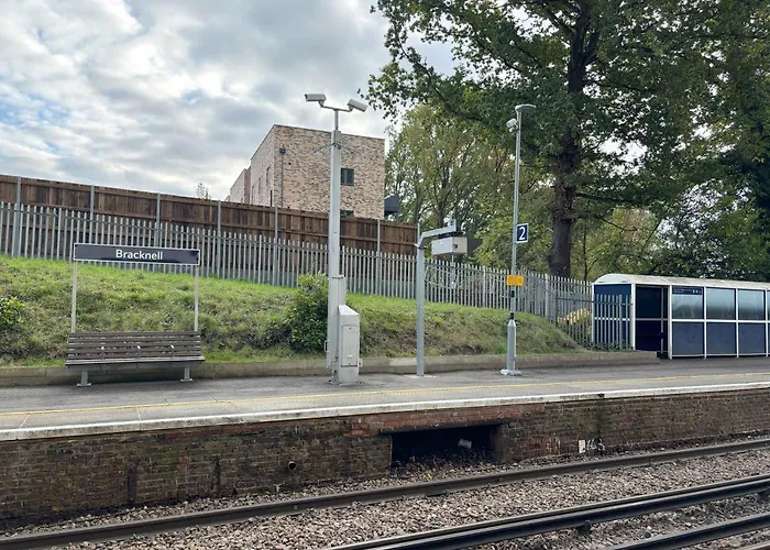 Modern 2 Bed With Parking - Grand Exchange, Brackn