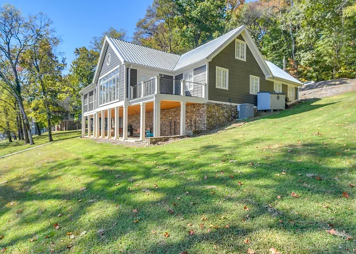 Dock + Panoramic Views: Guntersville Lake Retreat!