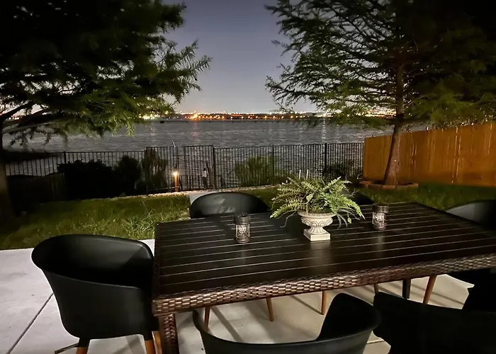 Lake Front Home, Around 15 Minutes Drive To At&T And Epic Water