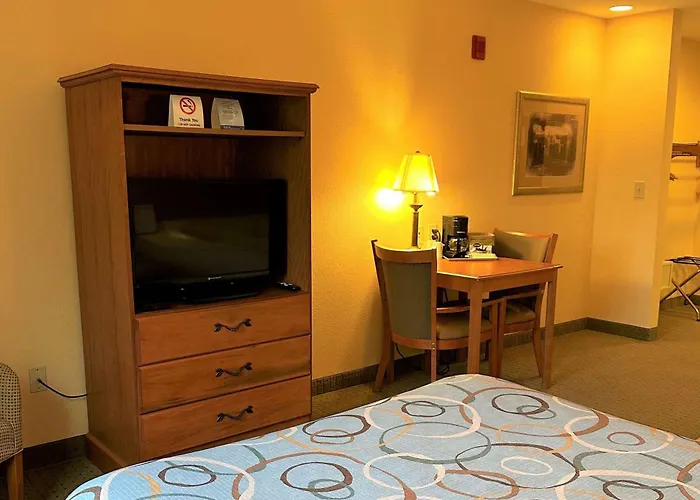 Super 8 By Wyndham Topeka At Forbes Landing