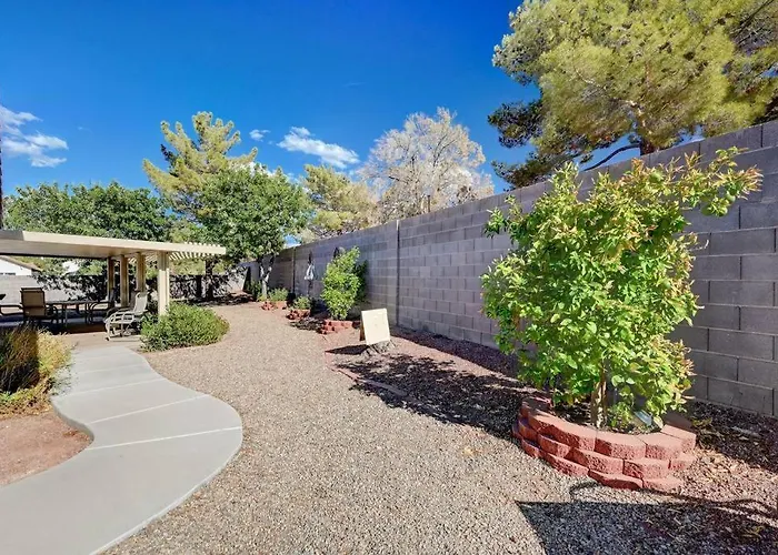 Cozy Getaway With King Bed, Bbq & Spacious Backyard