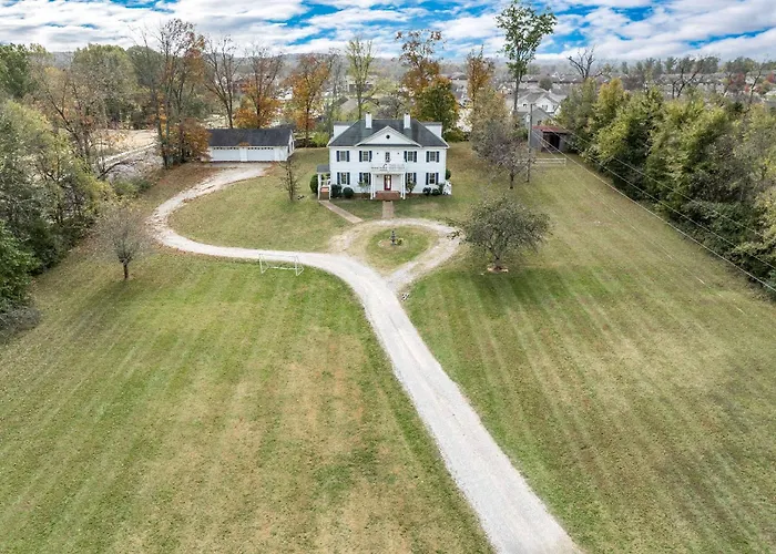 Colonial Manor