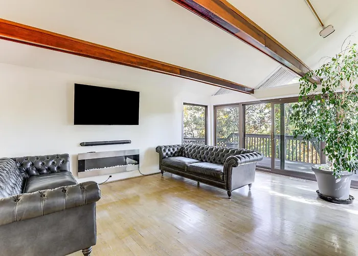 Spacious King Of Prussia Home W/ 2 Game Rooms